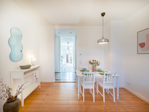 Lemon3: 2 Bedroom Apartment with Balcony