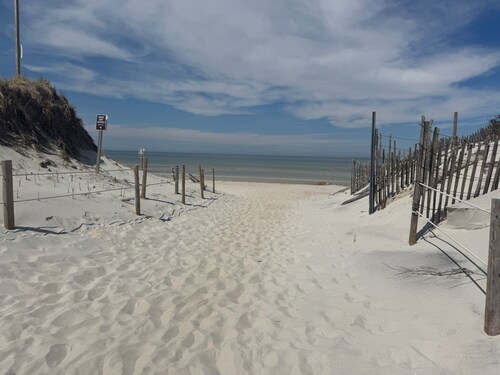 Wonderful 3BR/2BA house with AC in Dennis, Tranquil Setting, Walk to Beach!