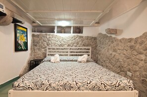 In-room safe, WiFi, bed sheets