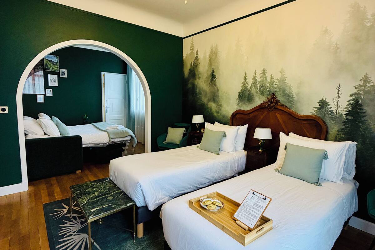 In-room safe, blackout curtains, soundproofing