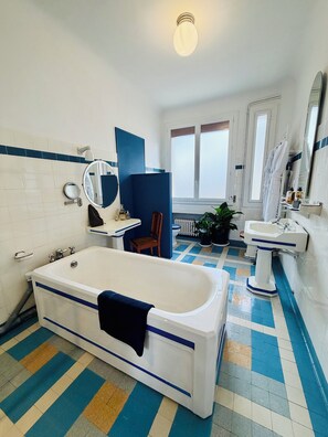 Deluxe Suite, Balcony, Garden View | Bathroom