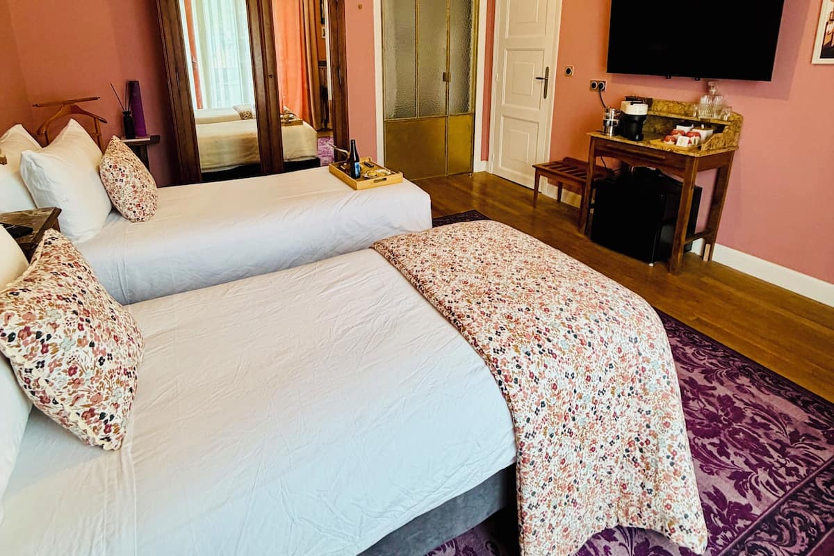 In-room safe, blackout curtains, soundproofing