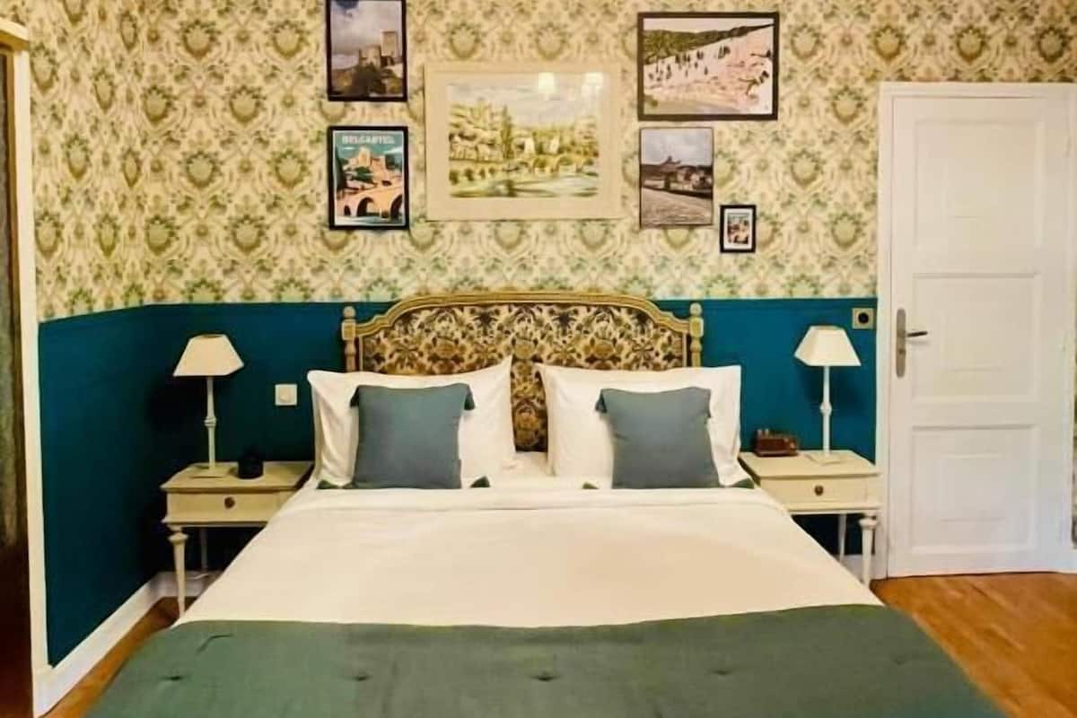 In-room safe, blackout curtains, soundproofing