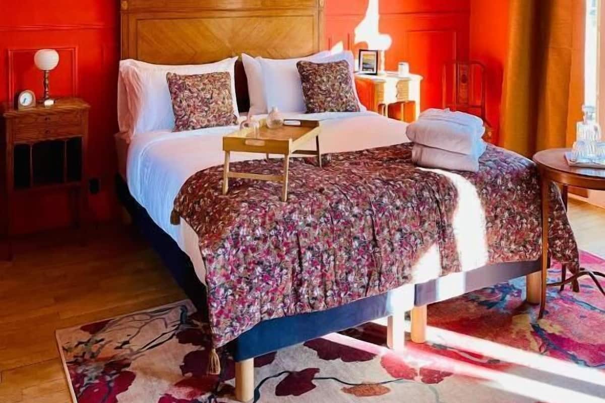 In-room safe, blackout curtains, soundproofing
