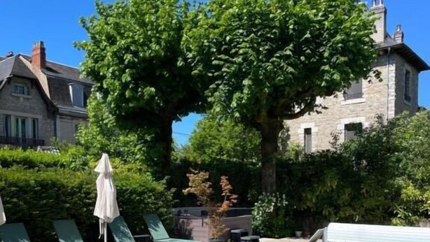 Unclassified image, 1 of 67, button - La Maison au toit vert (Espalion)