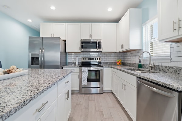 Fridge, microwave, oven, dishwasher - NEW! Lovely Lilac Cottage 112 (Punta Gorda)