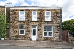 Exterior - Parking • 2 Baths • Garden + Dining Area (Morriston)