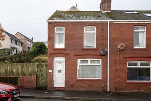 Exterior - King Beds • Smart TVs • Parking • Near City (Morriston)