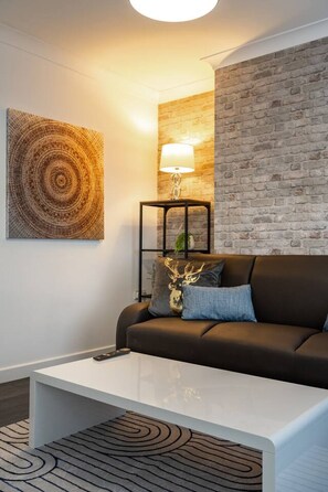 TV - King Beds • Smart TVs • Parking • Near City (Morriston)