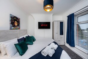 Iron/ironing board, travel cot, WiFi, bed sheets - King Beds • Smart TVs • Parking • Near City (Morriston)