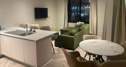 1 Bed Apt • Balcony • Smart TV • Great Location