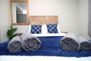 Iron/ironing board, travel cot, WiFi, bed sheets - 3 Beds • Parking • Near Morriston Hospital (Morriston)