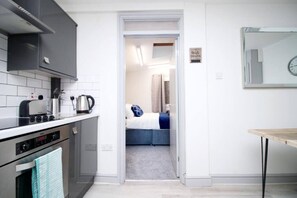 Fridge, microwave, oven, stovetop - 3 Beds • Parking • Near Morriston Hospital (Morriston)