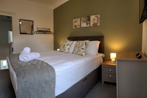 4 Bed • Parking • Close to M4 – Ideal for Work