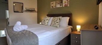 4 Bed • Parking • Close to M4 – Ideal for Work