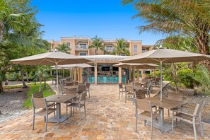 Outdoor dining - Pool View Suite | Beachside Resort (Key West)