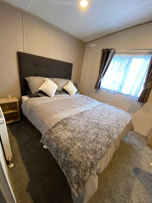 House, 2 Bedrooms, Balcony - Elegant 2 Bed One and Half Bath Caravan (Northampton)