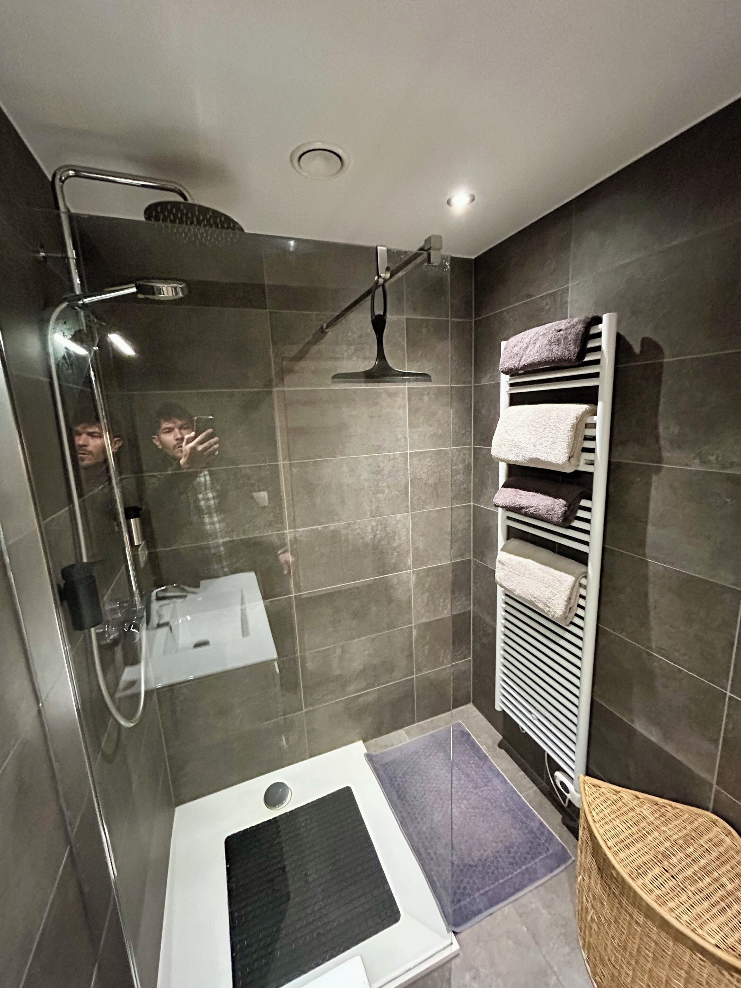 Douche, séchoir à cheveux, serviettes fournies, savon