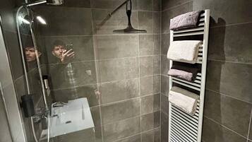 Douche, séchoir à cheveux, serviettes fournies, savon