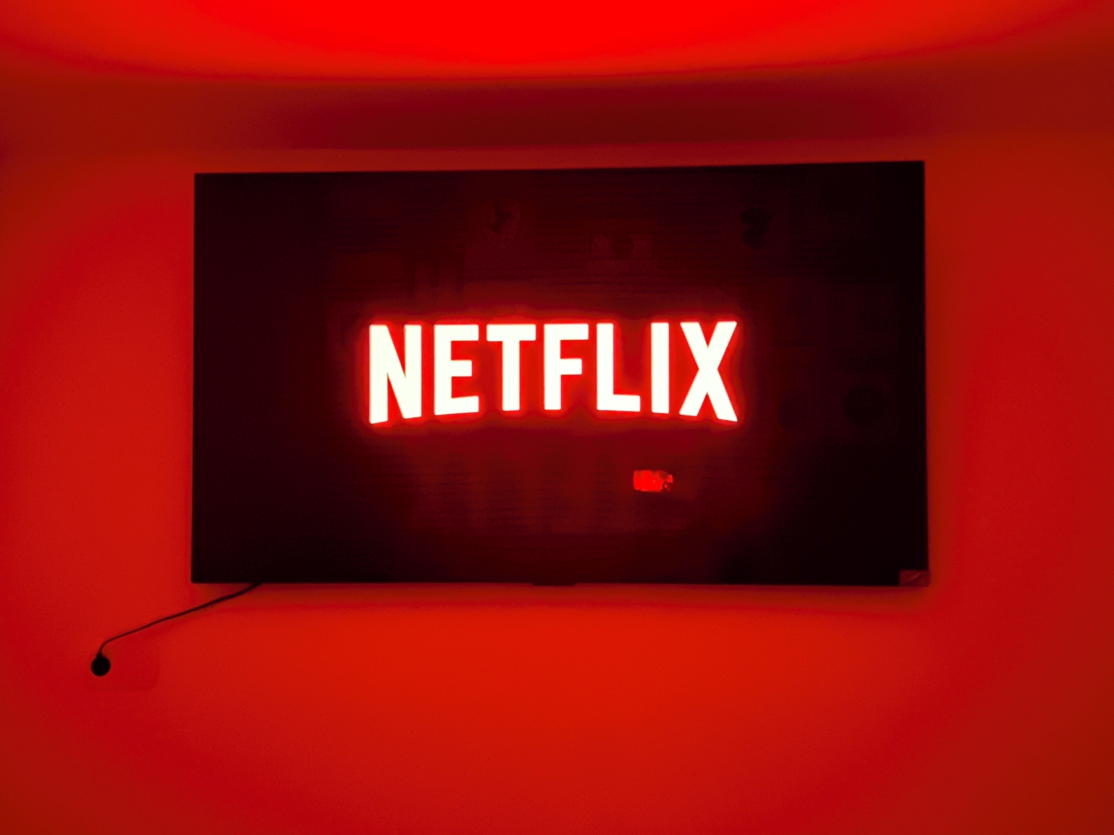 Ein Flachbildfernseher mit dem Netflix-Logo auf rotem Hintergrund.