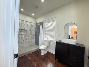 Bathroom - Marvelous 4-bedroom 4-bath Upscale Home Near Magazine Street & Audubon Zoo (New Orleans)