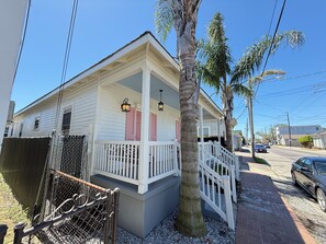 Exterior - Marvelous 4-bedroom 4-bath Upscale Home Near Magazine Street & Audubon Zoo (New Orleans)