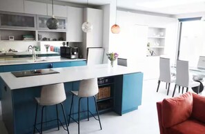 Fridge, microwave, oven, stovetop - Spacious family home, fully modernised (London)