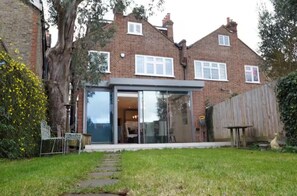 Exterior - Spacious family home, fully modernised (London)