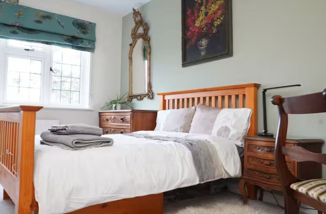 4 bedrooms, desk, iron/ironing board, travel cot