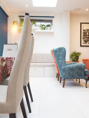 Living area - Spacious family home, fully modernised (London)