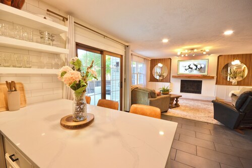 Playhouse Retreat - 4BR, Hot tub, best location!