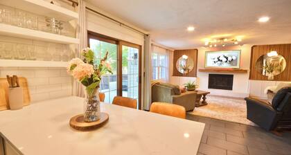 Playhouse Retreat - 4BR, Hot tub, best location!