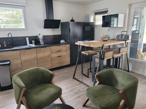Private kitchen - Apartment with a sunroom, sleeps 6, 150 meters from the ocean and downtown, heated pool (Les Mathes)