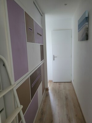 Interior - Apartment with a sunroom, sleeps 6, 150 meters from the ocean and downtown, heated pool (Les Mathes)