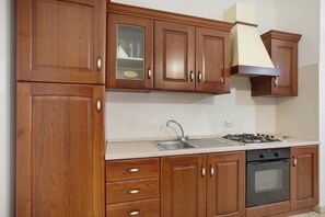 Fridge, oven, stovetop, coffee/tea maker - Apartment 'Giallo' with Terrace, Wi-Fi and Air Conditioning (San Vito Lo Capo)