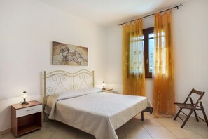 Room - Apartment 'Giallo' with Terrace, Wi-Fi and Air Conditioning (San Vito Lo Capo)