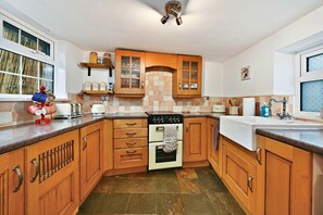 Fridge, microwave, oven, electric kettle - The Old Barn, Hadlow (Hadlow)