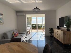 TV - Beautiful apartment, sea view, Domaine des Hauts de Vaugrenier (Villeneuve-Loubet)
