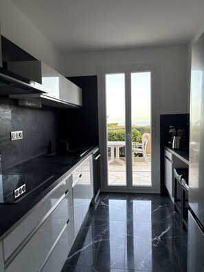Fridge, microwave, oven, stovetop - Beautiful apartment, sea view, Domaine des Hauts de Vaugrenier (Villeneuve-Loubet)