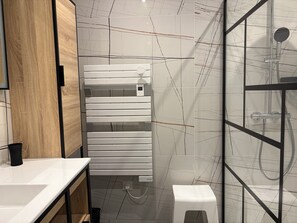 Shower, hair dryer - Beautiful apartment, sea view, Domaine des Hauts de Vaugrenier (Villeneuve-Loubet)