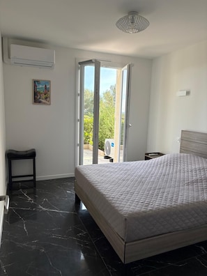 1 habitación, tabla de planchar con plancha, wifi gratis y ropa de cama 