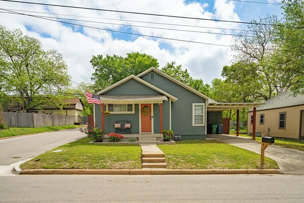 Unclassified image, 1 of 62, button - Kid friendly + 3 blocks from Decatur Courthouse! (Decatur)