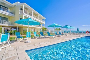 A heated pool - *NEW* Coral Sands Oceanfront-Beach & Pool (Key Colony Beach)