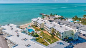 Ein Resort mit mehreren Gebäuden, einem Pool und einem Strand.