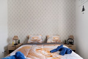 1 dormitorio, tabla de planchar con plancha, wifi y ropa de cama