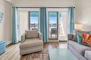 Apartment, 1 King-Bett und Schlafsofa (Carillon Beach Inn 310) | Wohnbereich