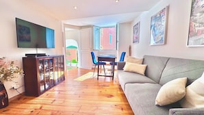 A living room with a sofa, television, and dining area. - Cocon du Senat 2 - Old Town (Niza)