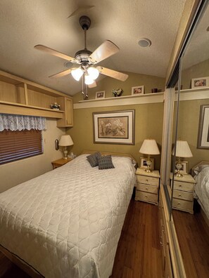 1 bedroom, WiFi, bed sheets - Tiny Home in premier 55+ Resort with pool, golf, hiking & cycling (Indio)