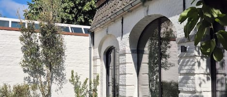 Superior-Dreibettzimmer, Nichtraucher, zum Garten hin | Speisen im Freien