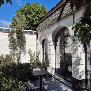 Kolmen hengen superior-huone, tupakointi kielletty, puutarha-alue | Ulkoruokailutilat